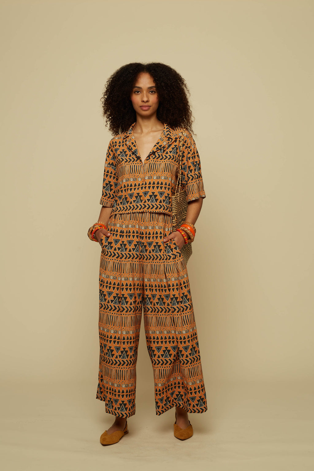 SCHEMA CROP SHIRT (BROWN ABSTRACT GEOMETRY PRINT)