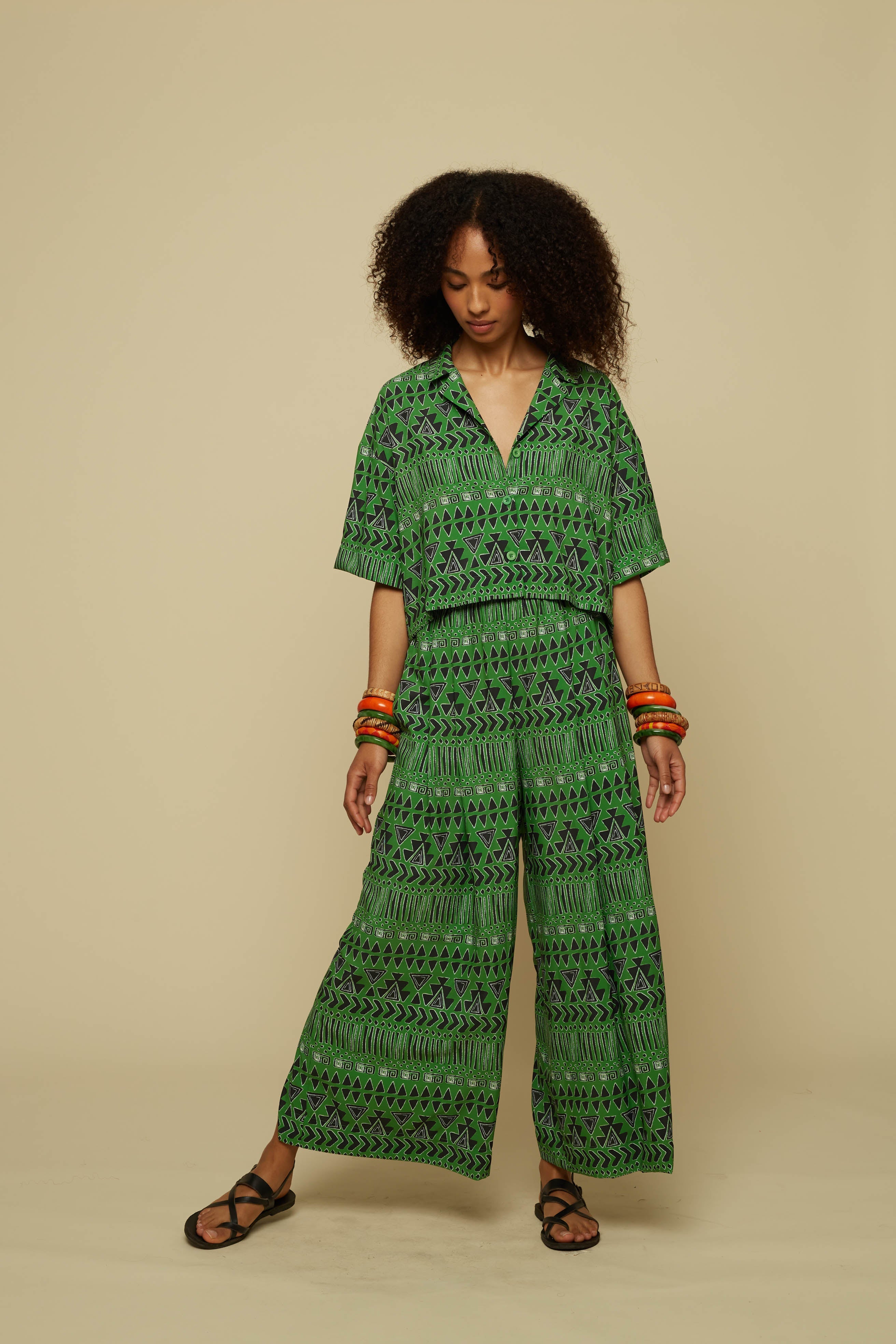 SCHEMA CROP SHIRT (GREEN ABSTRACT GEOMETRY PRINT)